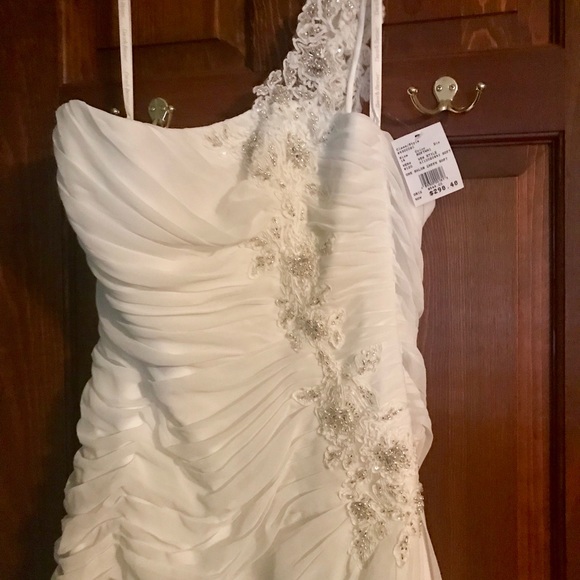 Beautiful off shoulder beaded wedding dress. - Picture 2 of 4